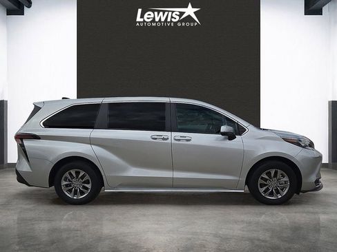 Used 2025 Toyota Sienna LE image 5