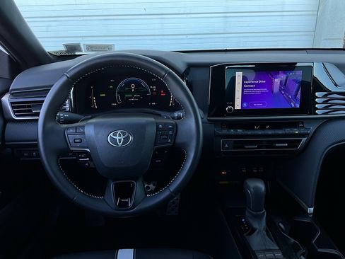 Used 2025 Toyota Camry SE image 14
