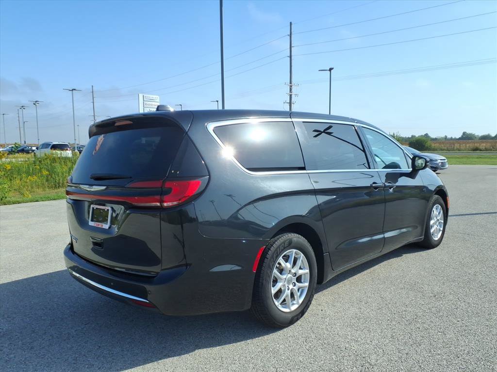 Used 2023 Chrysler Pacifica Touring-L FWD image 3