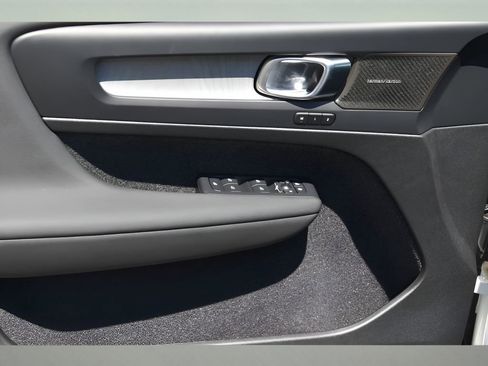 Certified 2025 Volvo XC40 B5 Plus w/ Protection Package Premier image 26