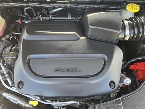 Used 2023 Chrysler Pacifica Touring-L image 32