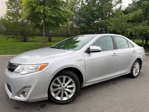 Used 2012 Toyota Camry XLE w/ Leather Pkg FWD image 2