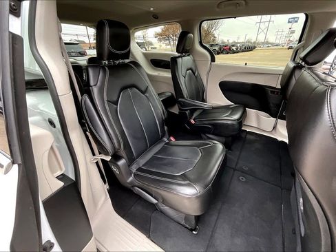 Used 2024 Chrysler Pacifica Touring-L image 20