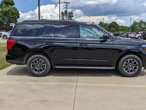 Used 2023 Ford Expedition XLT AWD/4WD image 2