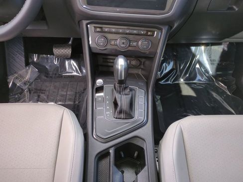 Used 2021 Volkswagen Tiguan SE w/ Panoramic Sunroof Package image 18