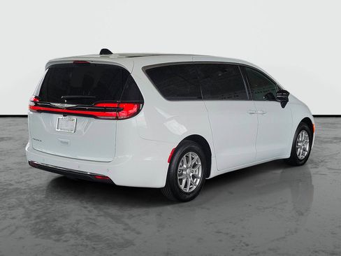 New 2026 Chrysler Pacifica Select image 2