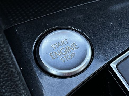 Used 2018 Volkswagen Tiguan SEL image 18