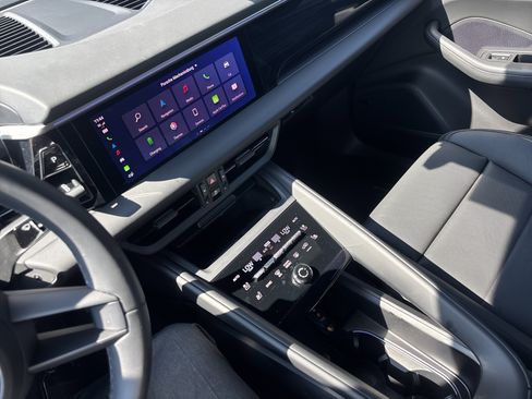 Certified 2025 Porsche Macan Electric image 20