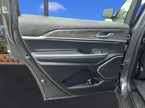 Used 2022 Jeep Grand Cherokee L Limited AWD/4WD image 14