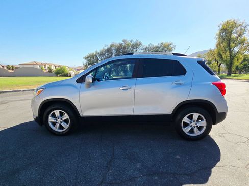 Used 2020 Chevrolet Trax LT w/ LT Convenience Package FWD image 4