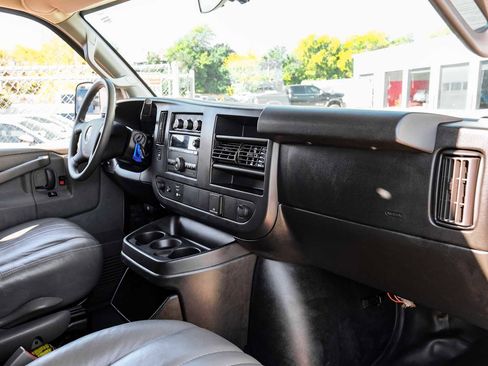 Used 2017 GMC Savana 3500 LS image 15