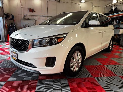 Used 2018 Kia Sedona LX image 3
