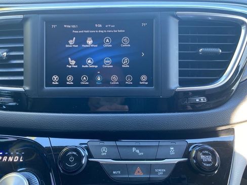 Used 2020 Chrysler Pacifica Touring-L FWD image 40