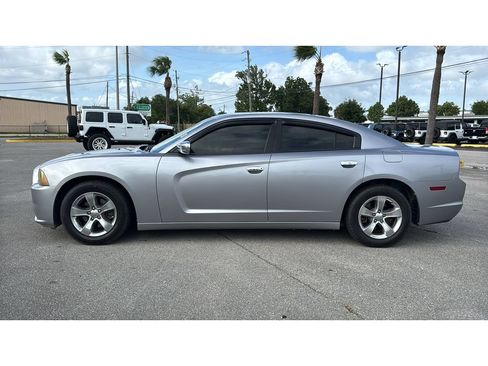 Used 2013 Dodge Charger SE RWD image 3
