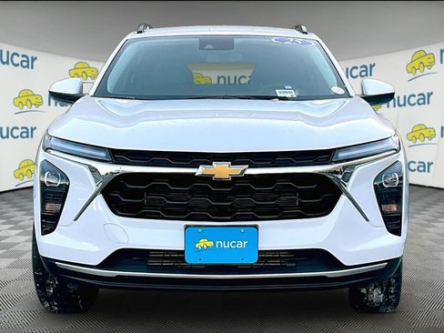 Used 2025 Chevrolet Trax LT w/ LT Convenience Package image 2