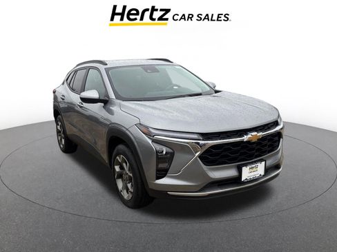 Used 2025 Chevrolet Trax LT image 1