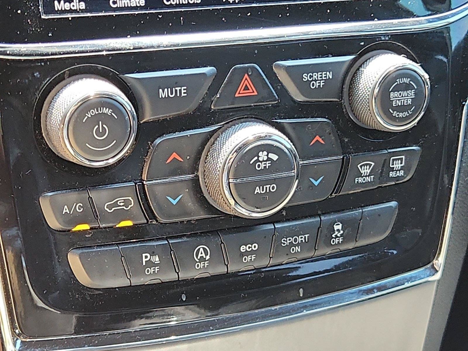 Used 2022 Jeep Grand Cherokee Laredo X AWD/4WD image 24