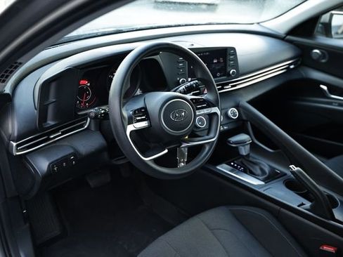 Used 2023 Hyundai Elantra SE image 16