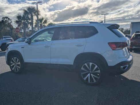 Used 2024 Volkswagen Taos SE w/ MDO Package image 6