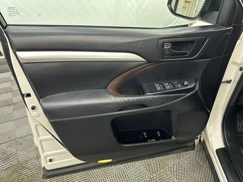 Used 2015 Toyota Highlander Plus FWD image 11