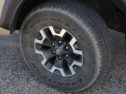 Used 2017 Toyota Tacoma TRD Off-Road w/ Tow Package (A/T) image 17