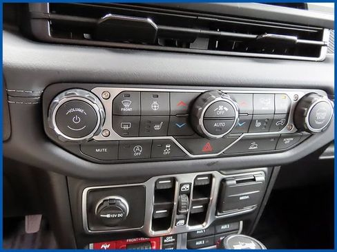 Used 2026 Jeep Wrangler Unlimited Rubicon AWD/4WD image 16