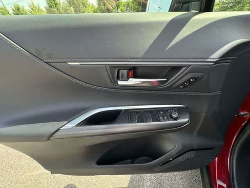 Used 2022 Toyota Venza XLE AWD/4WD image 18