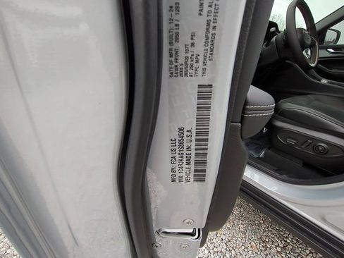 New 2025 Jeep Grand Cherokee L Altitude image 38