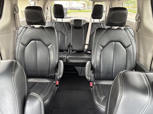 Used 2023 Chrysler Pacifica Touring-L FWD image 32
