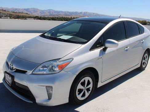 Used 2015 Toyota Prius Three w/ Solar Roof Package FWD image 6