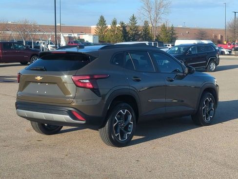 Used 2024 Chevrolet Trax LT w/ LT Convenience Package image 3