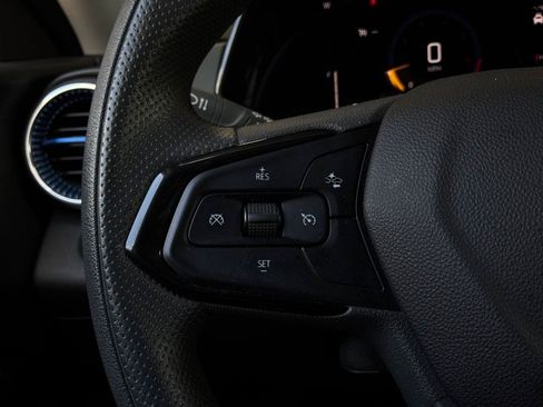 Used 2025 Chevrolet Trax LT FWD image 32