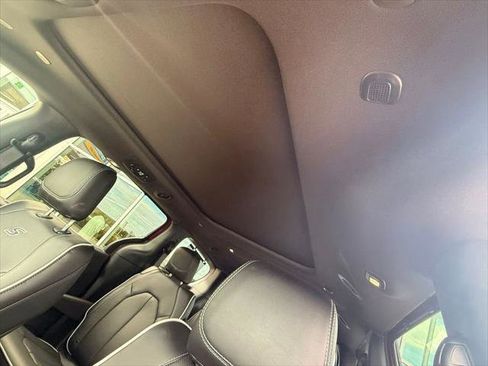 Certified 2025 Chrysler Pacifica Limited image 32