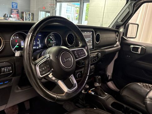 Used 2022 Jeep Wrangler Unlimited Sahara AWD/4WD image 16