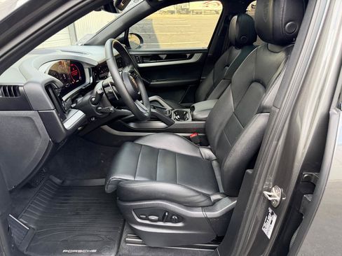 Used 2024 Porsche Cayenne w/ Technology Package AWD/4WD image 3