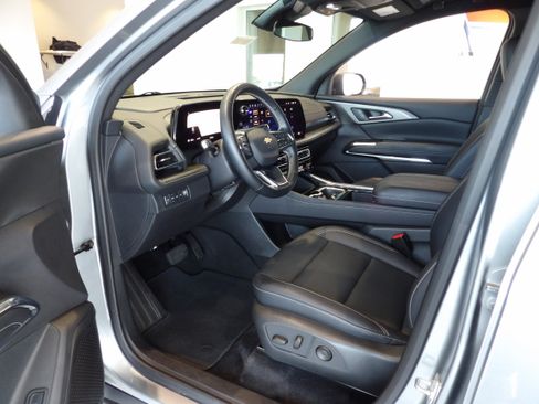 Used 2025 Chevrolet Traverse LT image 10