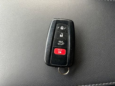 Used 2021 Toyota Venza XLE w/ Softex Package image 33