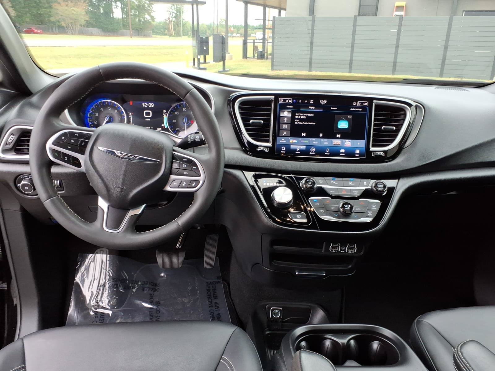 Used 2025 Chrysler Pacifica Select FWD image 11