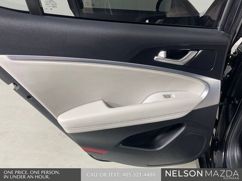 Used 2025 Genesis G70 2.5T RWD image 19