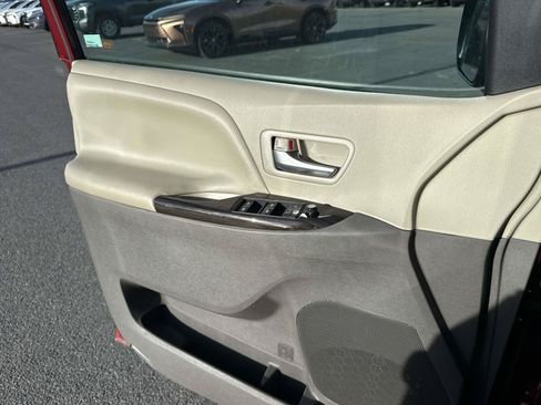 Used 2020 Toyota Sienna XLE FWD image 11