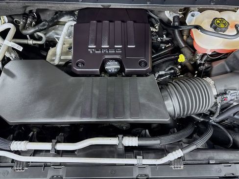 Used 2023 Chevrolet Silverado 1500 LT AWD/4WD image 30