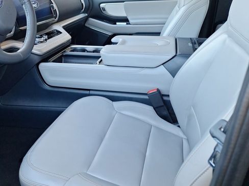 Used 2025 Ford Expedition Active image 8