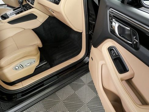 Certified 2025 Porsche Macan image 26