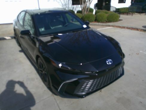 Used 2025 Toyota Camry SE image 2