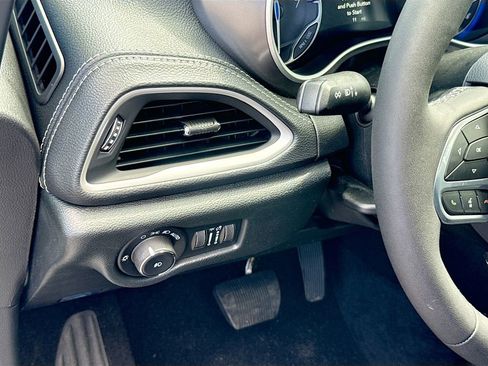 New 2026 Chrysler Pacifica Select image 10