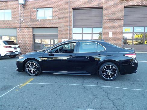 Used 2020 Toyota Camry SE w/ Sunroof Package image 4