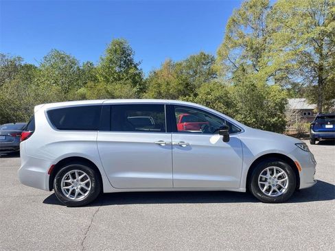 Used 2024 Chrysler Pacifica Touring-L image 7