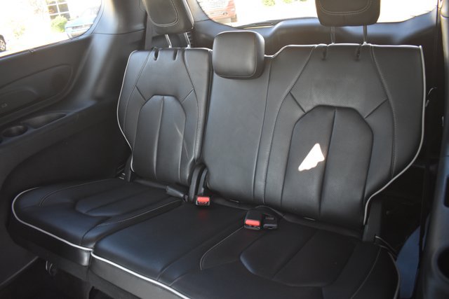 Used 2025 Chrysler Pacifica Limited FWD image 17