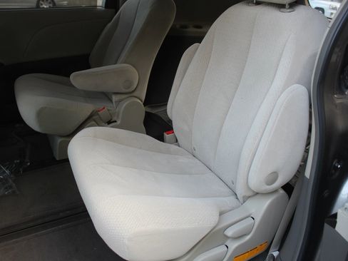 Used 2011 Toyota Sienna LE image 13