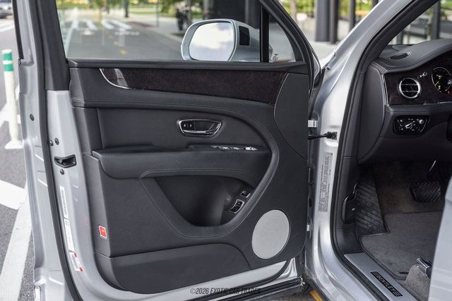Used 2021 Bentley Bentayga AWD/4WD image 37